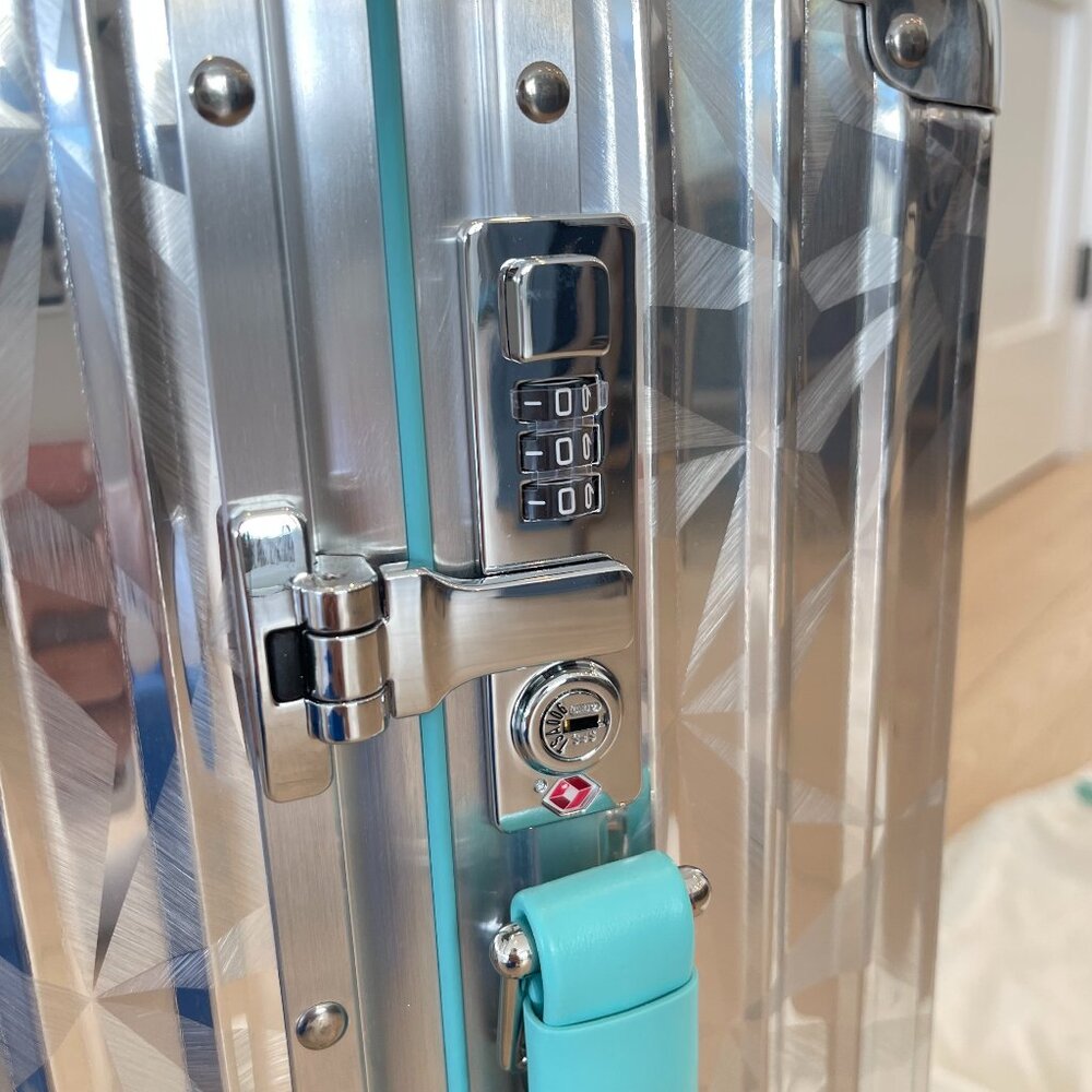 Authentic Like New Rimowa x Tiffany & Co. Rock Cut Cabin Silver Rolling Suitcase - Picture 4 of 16
